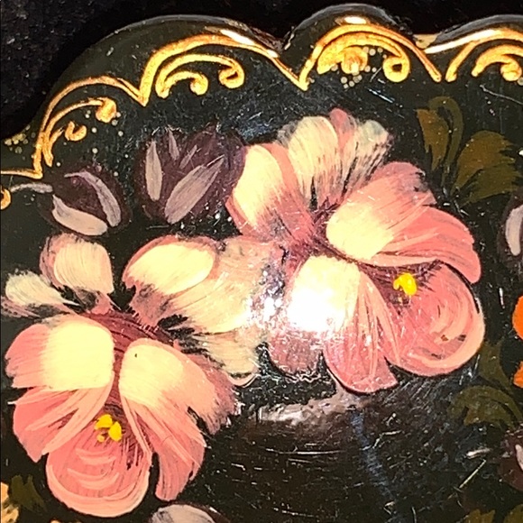 Handmade roses/flowers oil/lacquer brooch - Picture 2 of 7